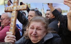 صورة مأخوذة من مسيرة مسيحية في العراق، تجسِّد آلام مسيحيي العراق.(أ.ف.ب.)