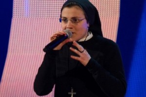 الراهبة كريستينا تغني في النسخة الايطالية من برنامج ذي فويس